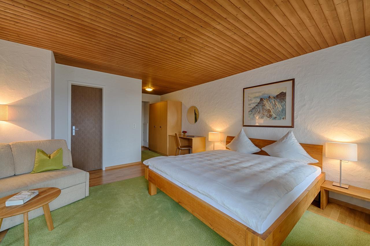 Neuhaus Golf- & Strandhotel Unterseen Rum bild